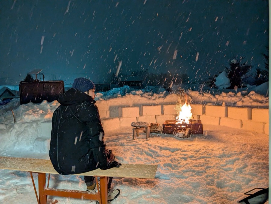 雪の中、MOTOの焚き火